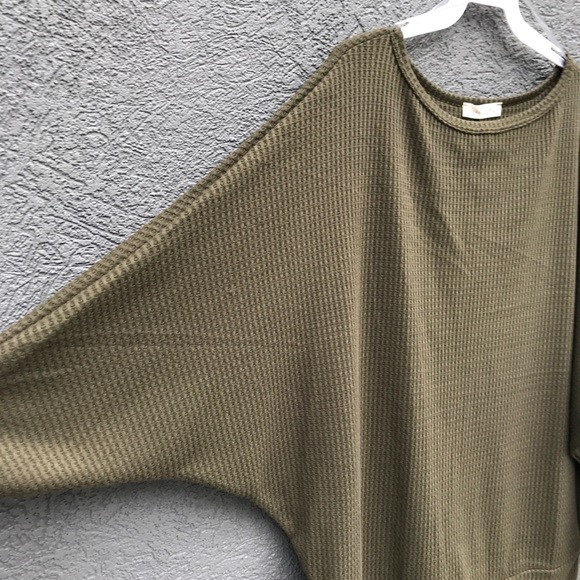 Olive green top with Dolman sleeves - Picture 3 of 5